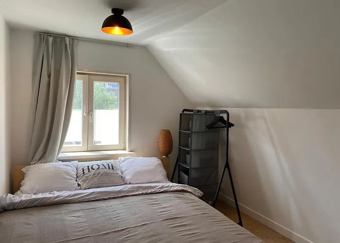 Beachhouse 6 Guests Near Free Parking Apartment